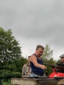 Jägare på Jägaretorpet vid årlig uppskjutning 2019, Jimmy markerar via Kikarsiktet.