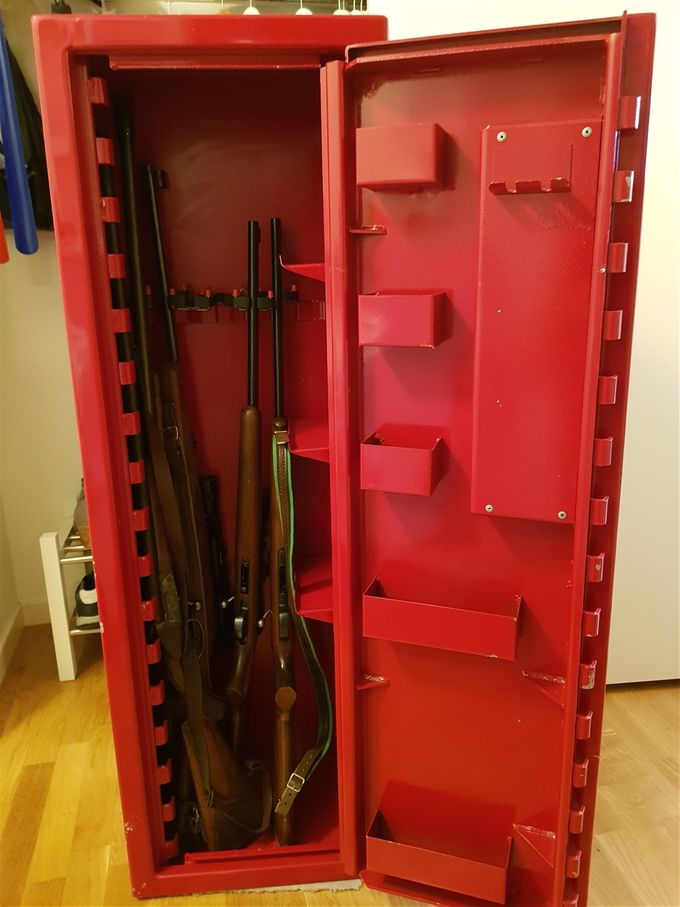 Bild 7 Vapenskåp 4-5 gevär. Skåpet märkt säkerhetsskåp SS3492. Pris 3 500 kr. Såld!