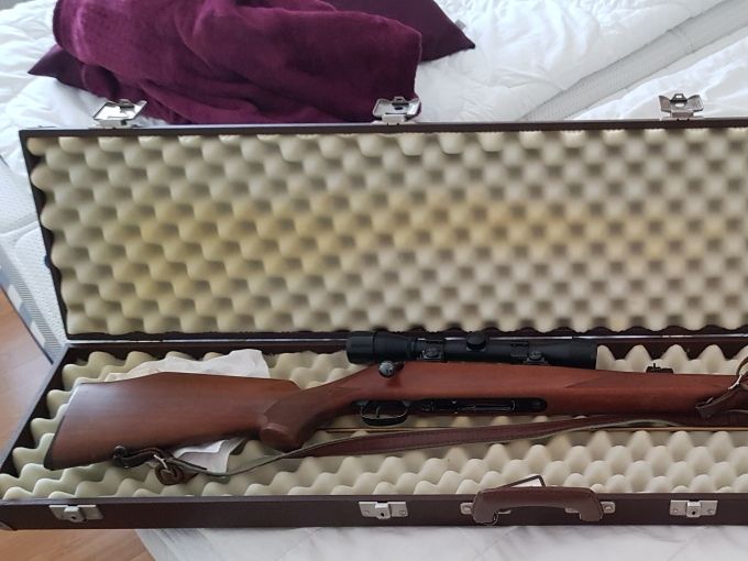 Vapenväska  Längd 1.240 mm 240 mm bred.