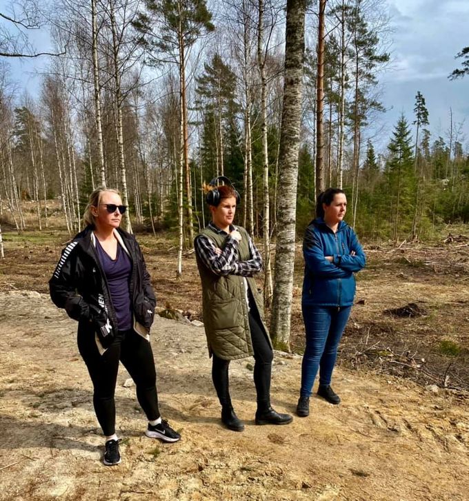 Jägarskolan Brokamåla 2020/2021 nöjda elever som klarat nya digitala teoriprovet på förmiddagen som här fokuserar på övningsskytte i Brokamåla.